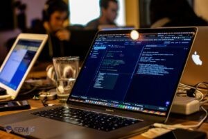 Laptop met programmeercode op het scherm