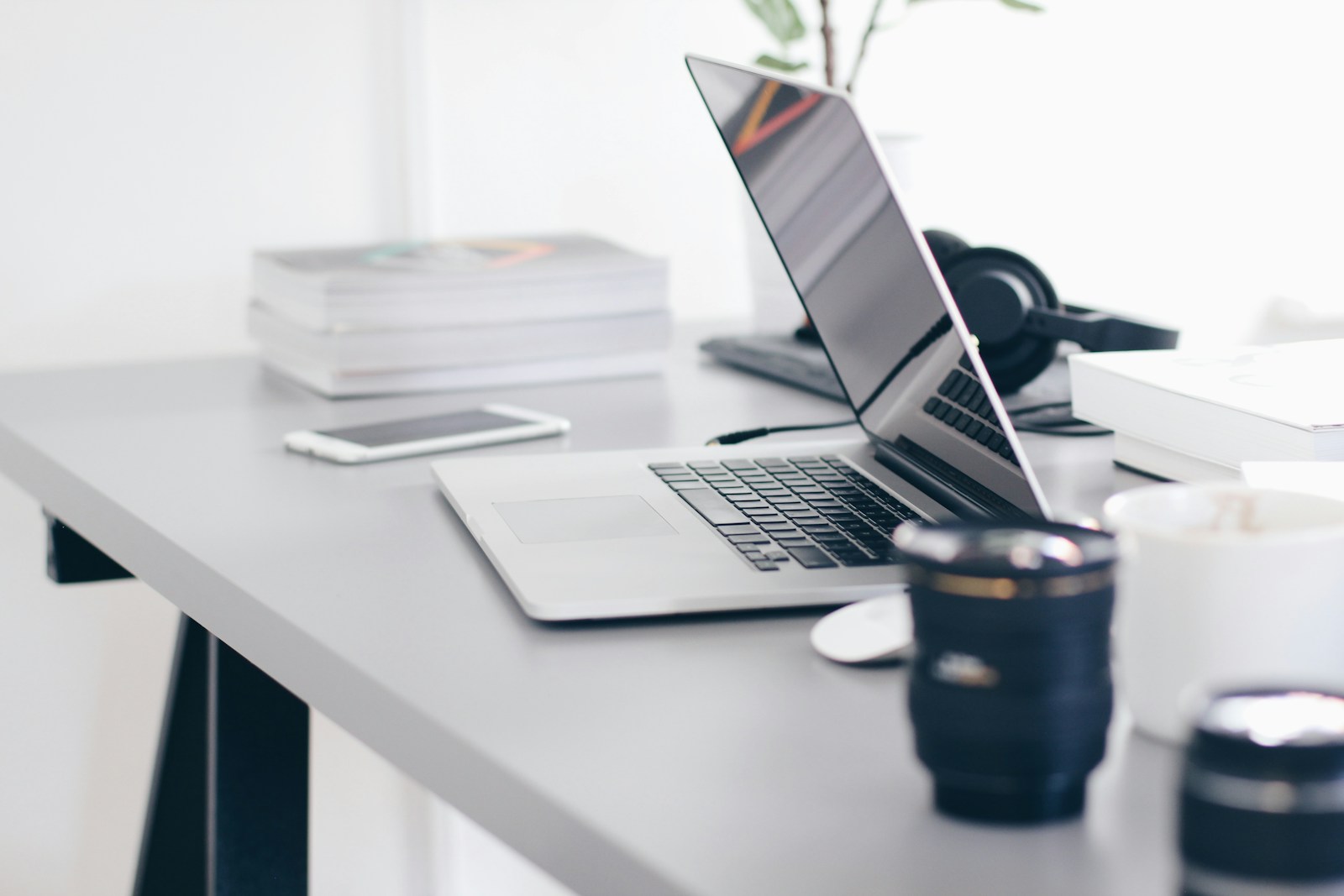 Opgeruimd bureau met een openstaande laptop en smartphone