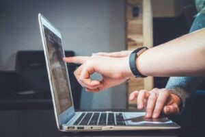 Twee mensen bekijken samen iets op een laptopscherm